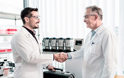 LAUDA Scientific Servicetechniker und Kunde im Labor beim Handschlag