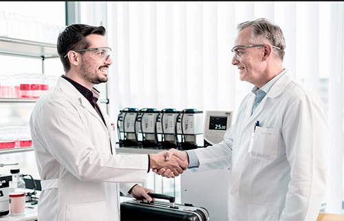 LAUDA Scientific Servicetechniker und Kunde im Labor beim Handschlag